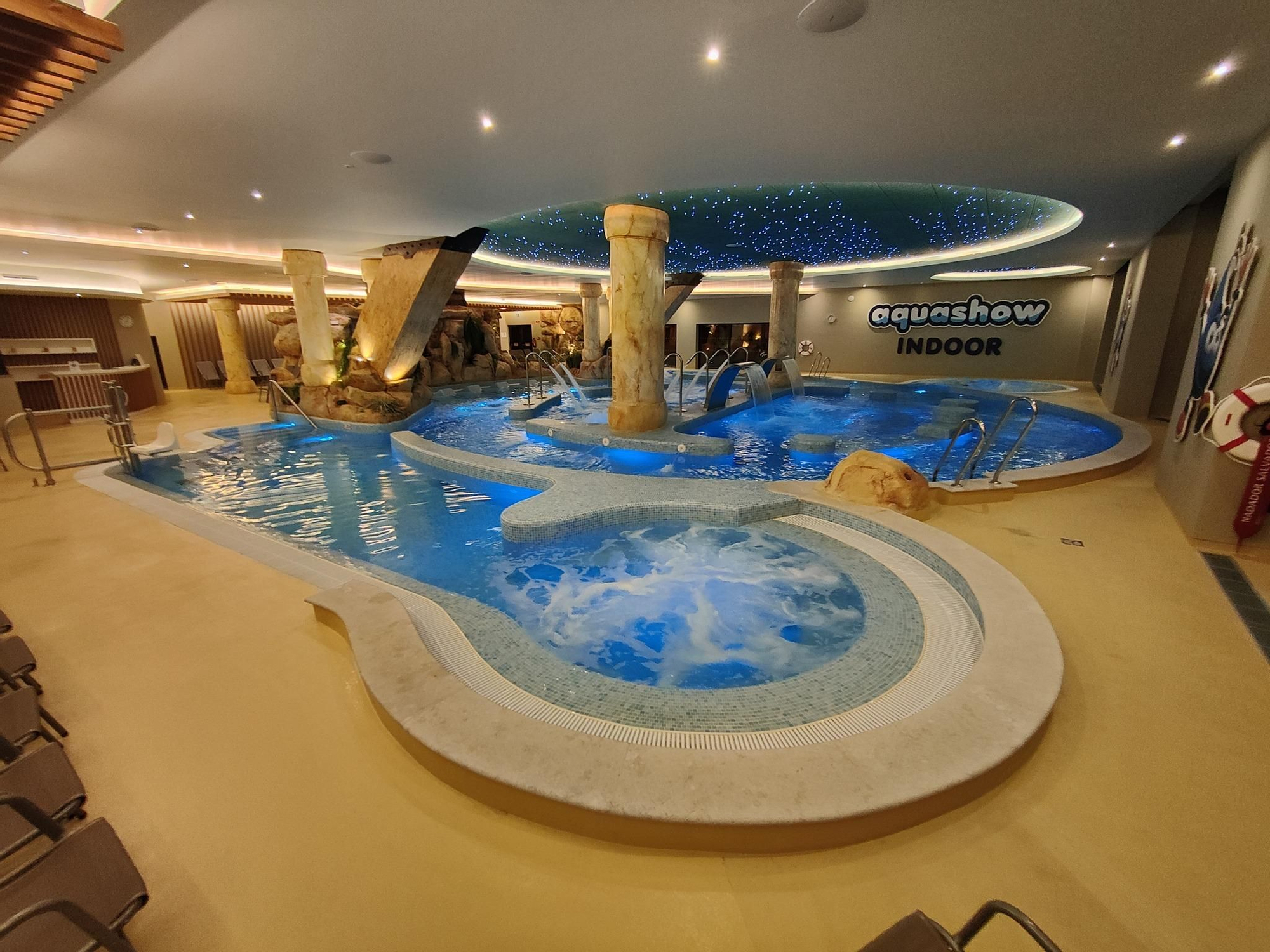 Viaje por el parque acuático cubierto de Portugal