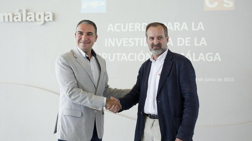Elías Bendodo y Gonzalo Sichar se dan la mano en el Salón de Pasos Perdidos de la Diputación.