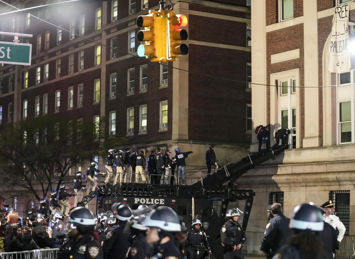 Momentos del desalojo del edificio ocupado en la Universidad de Columbia, en el que la Policía ha detenido a más de cien manifestantes propalestinos.