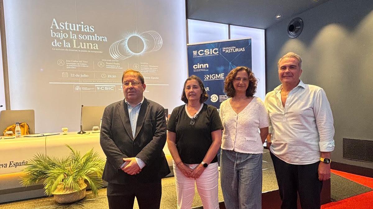 Por la izquierda, Amador Menéndez, María Fernández, delegada institucional del CSIC en Asturias, Noemí Pinilla-Alonso y José Carlos del Toro, ayer, en el Club LA NUEVA ESPAÑA.
