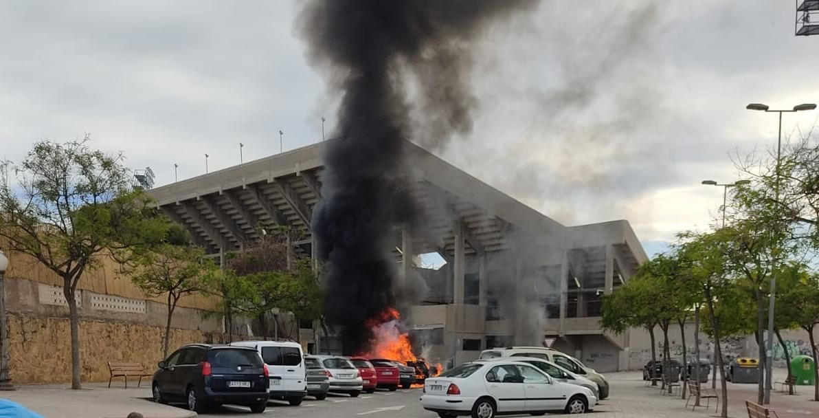 El incendio de vehículos junto al Rico Pérez.