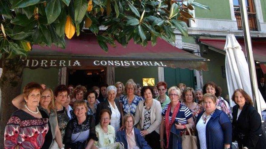 América García Ruiz, en el centro, arropada por sus exalumnas.