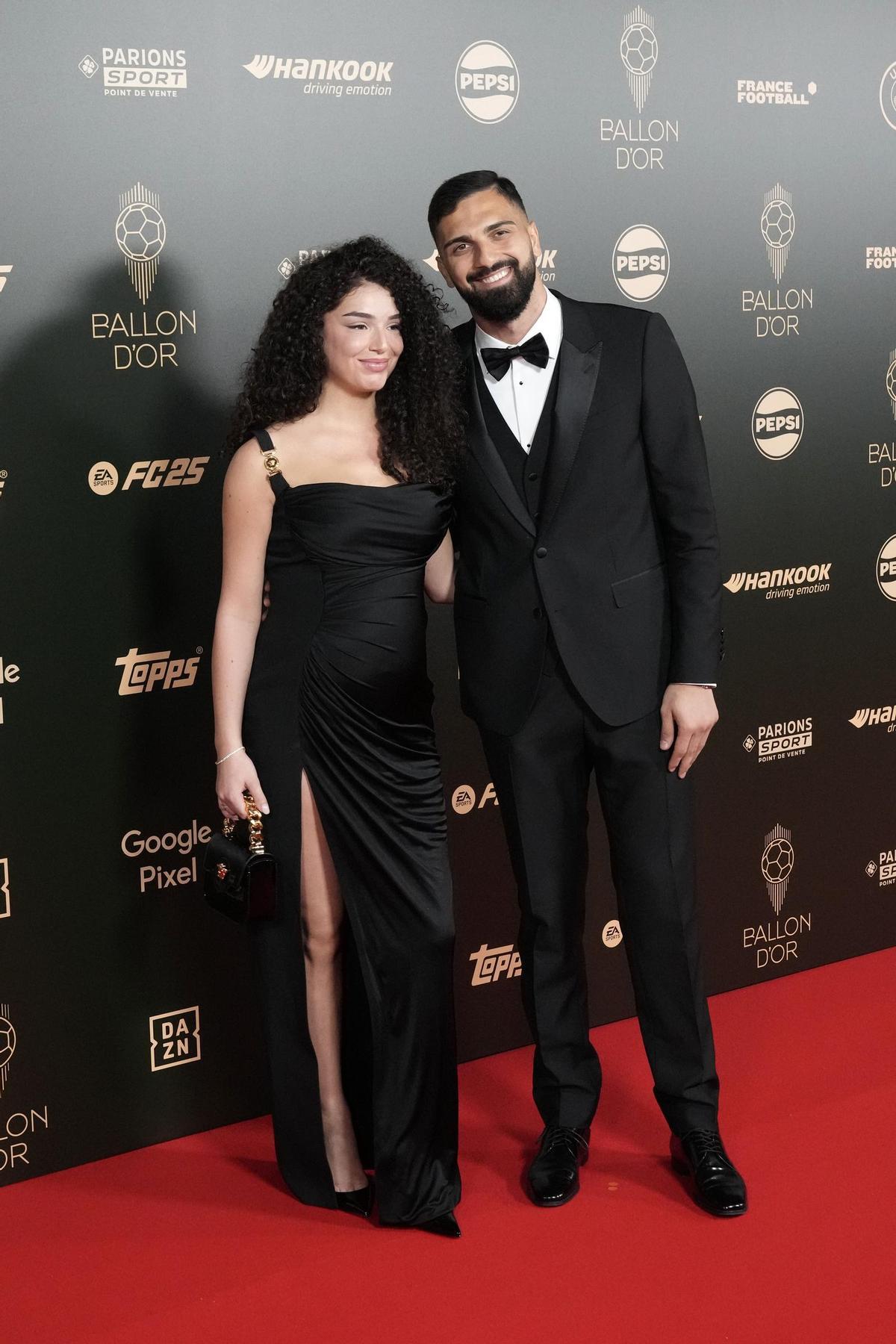 Giorgi Mamardashvili y su esposa Elene Epitashvili llega a la 68 edición de la Gala Balón de Oro en el Theatre du Chatelet en Paris. Giorgi Mamardashvili y su esposa Elene Epitashvili llega a la 68 edición de la Gala Balón de Oro en el Theatre du Chatelet en Paris.