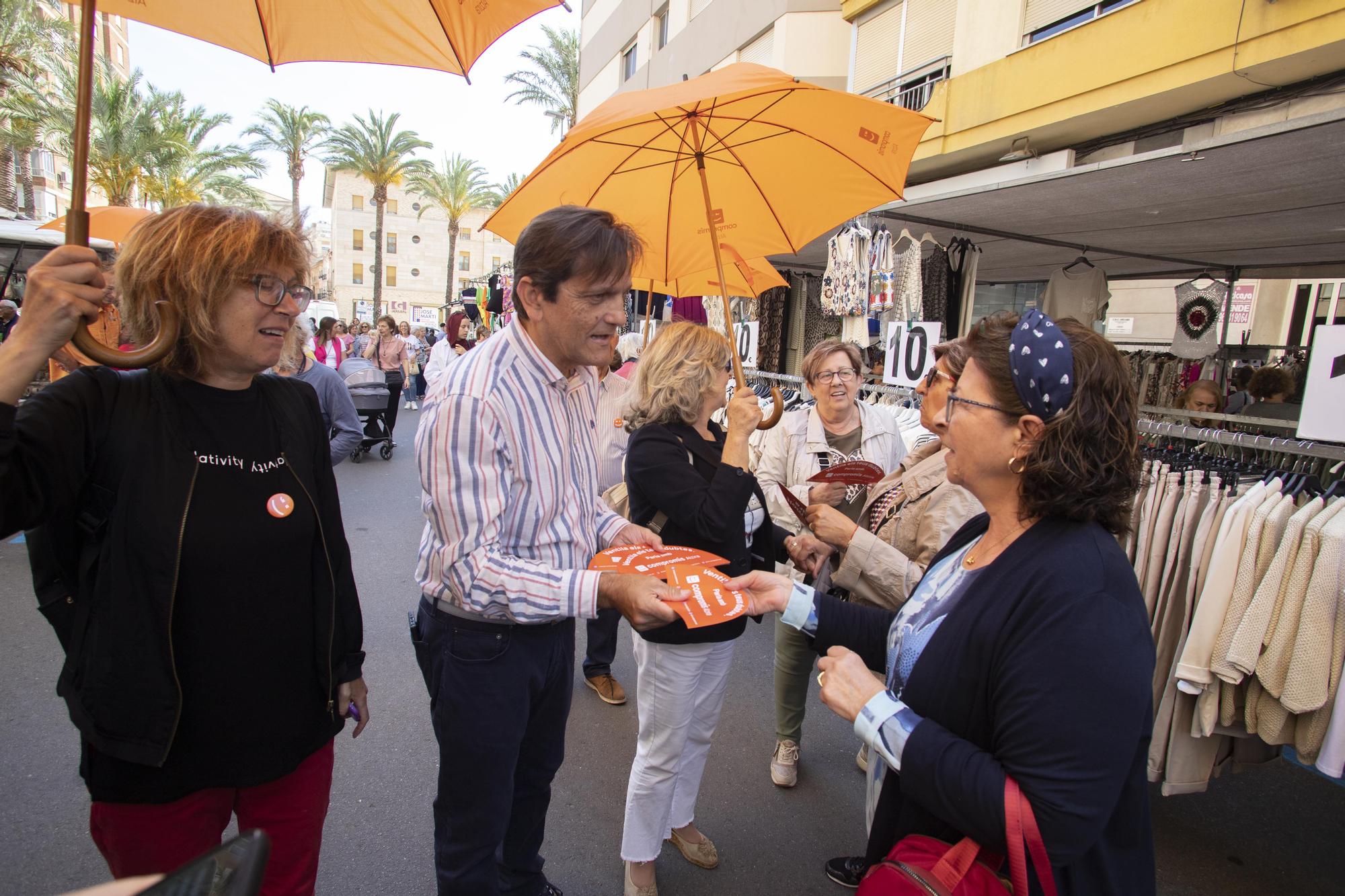 Los Partidos buscan el voto en el mercado de Alzira