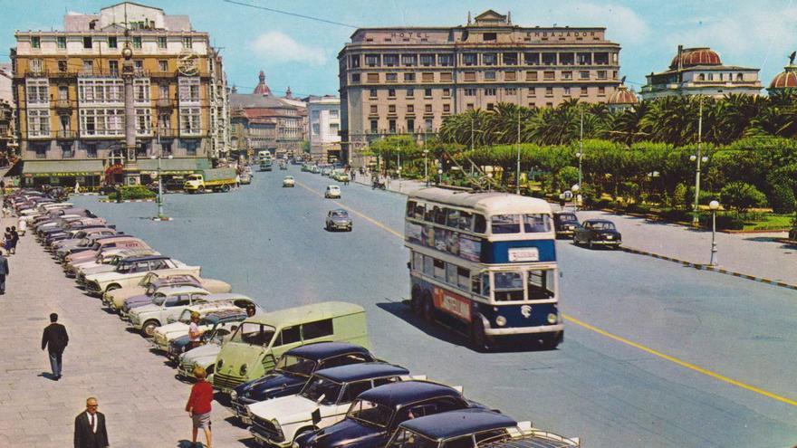 Un trolebús de dos pisos circula por el Cantón Grande en 1962.   | // COLECCIÓN RUBÉN VENTUREIRA