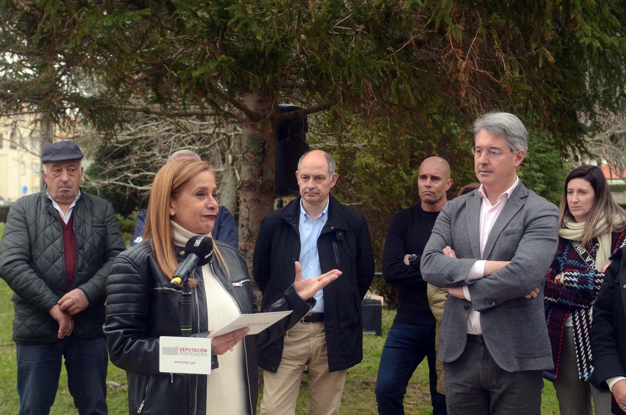 Así fue la inauguración de la escultura que recuerda al burro que descubrió las aguas termales de A Toxa.