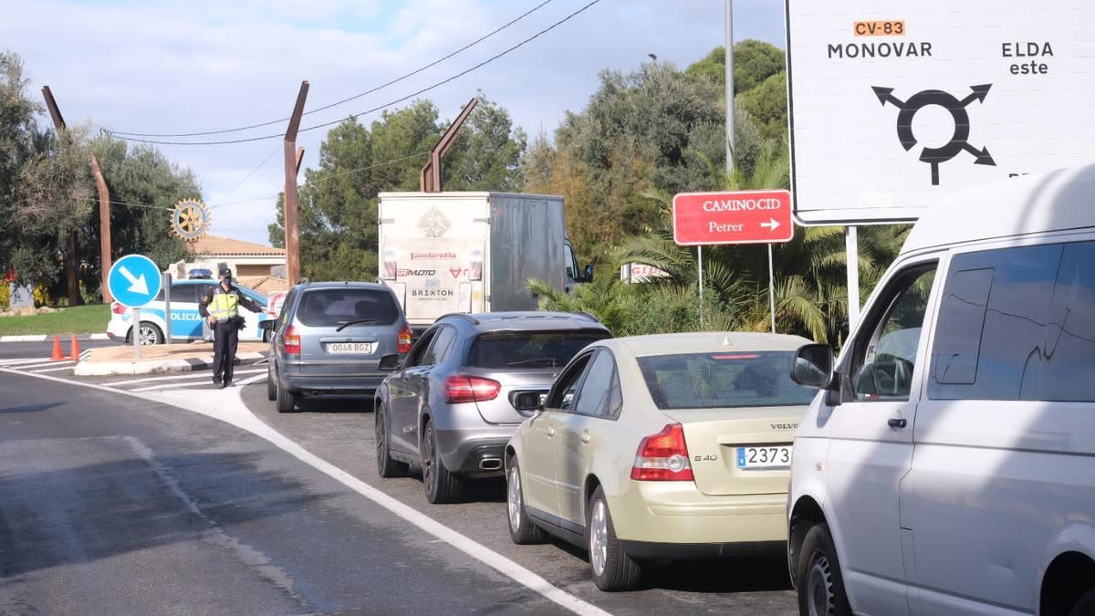 Control policial para garantizar el cierre perimetral en Elda y Petrer