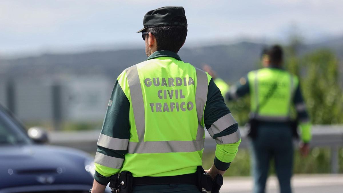 Agentes de la Guardia Civil, durante un control de tráfico.