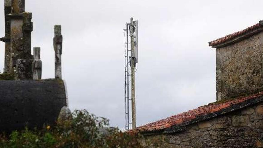 La antena está en el perímetro de afección del templo.  // Bernabé/J.Lalín