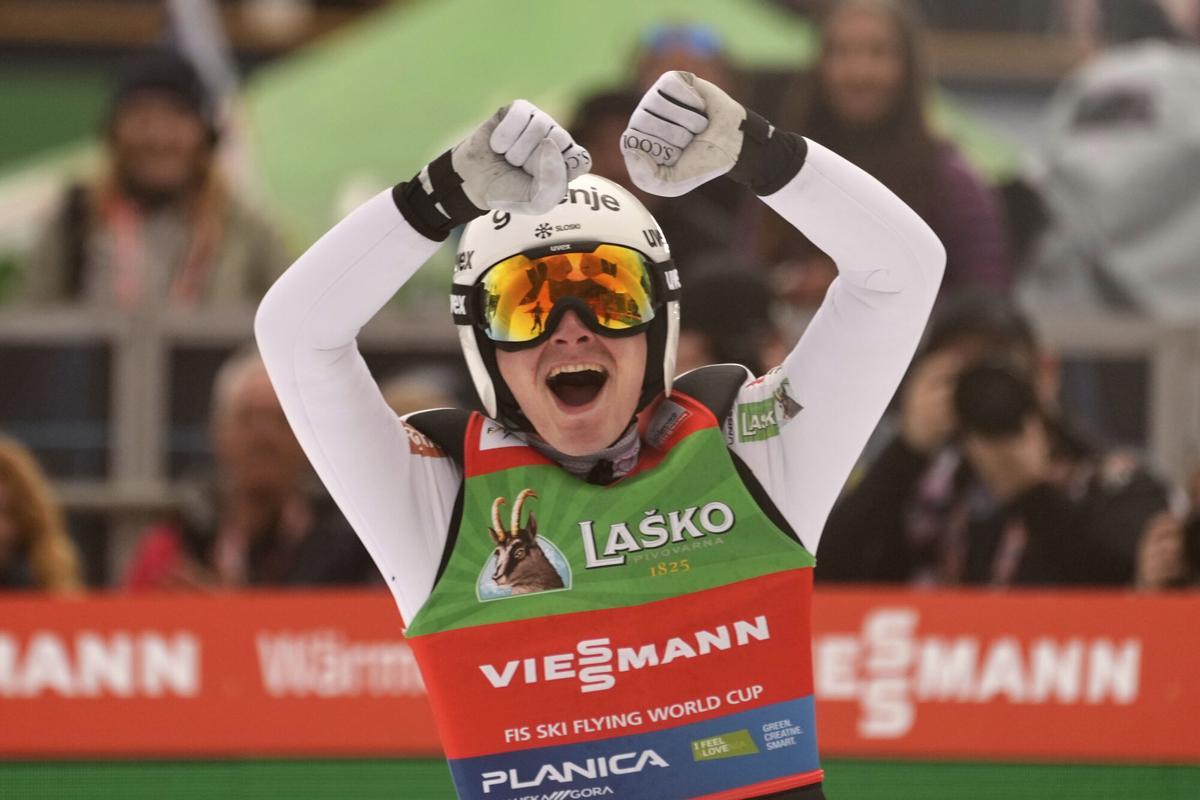 El esloveno Domen Prevc reacciona tras conseguir el récord del mundo