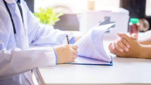 Médico tramitando una baja laboral