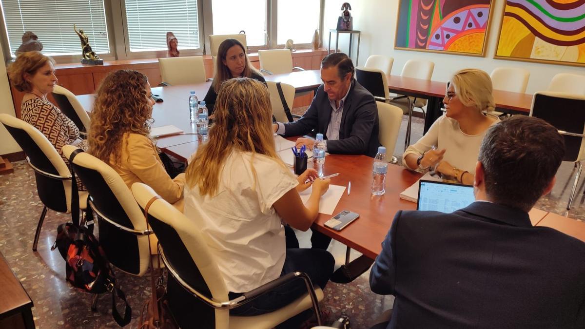 Reunión de los padres de Comedores Dignos con el delegado de Educación.