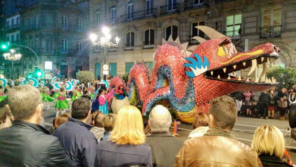 Miles de personas abarrotan las calles del centro de la ciudad para presenciar el desfile de comparsas