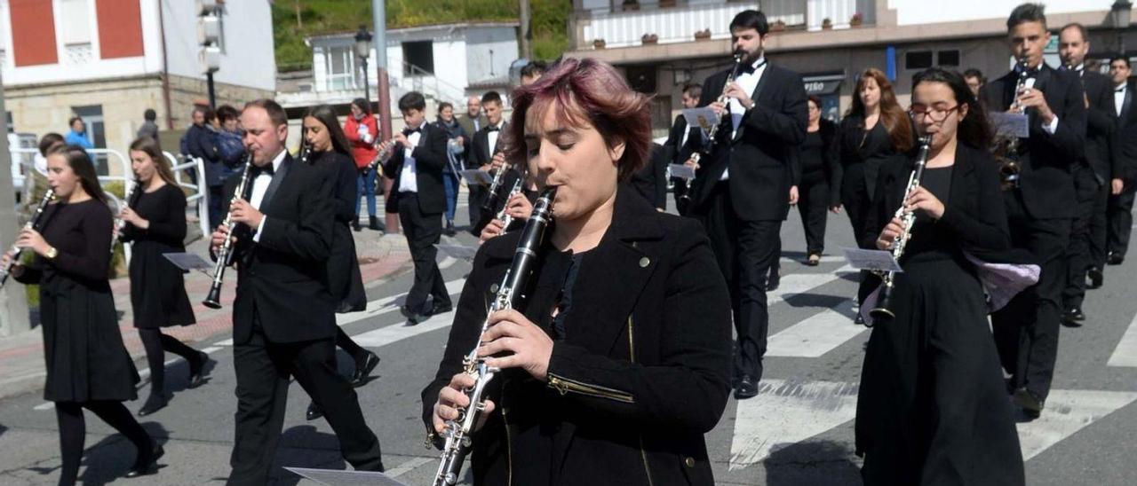 Foto de archivo de los integrantes de la Banda de Música de Meaño en un desfile por la localidad.   | // I.A.
