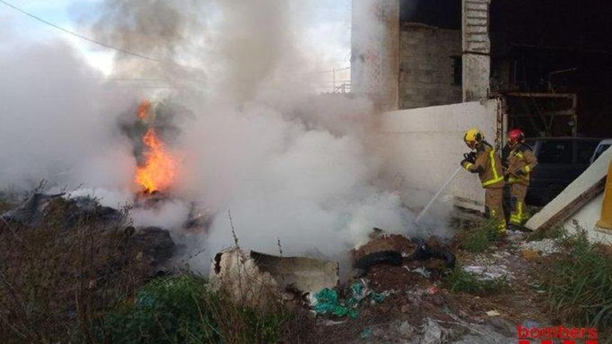 L&#039;incendi afecta una pila de plàstics i brossa al pati exterior d&#039;una nau a Cabrianes.