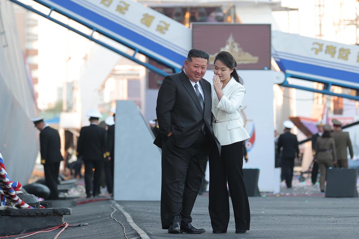 Archivo - El líder de Corea del Norte, Kim Jong Un, junto a su hija Kim Ju Ae durante un acto en Nampho en abril de 2025 (archivo)