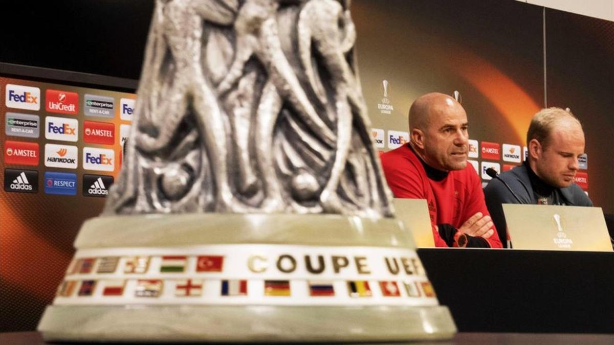 Bosz y Klaassen, técnico y capitán del Ajax, quiere la Europa League