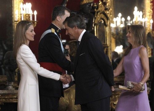 Los nueves Reyes han saludado a diversas personalidades de España en el Palacio Real