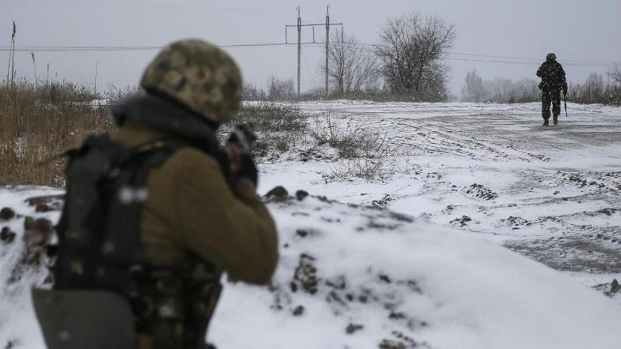 Soldados ucranianos toman posiciones en Debaltseve.