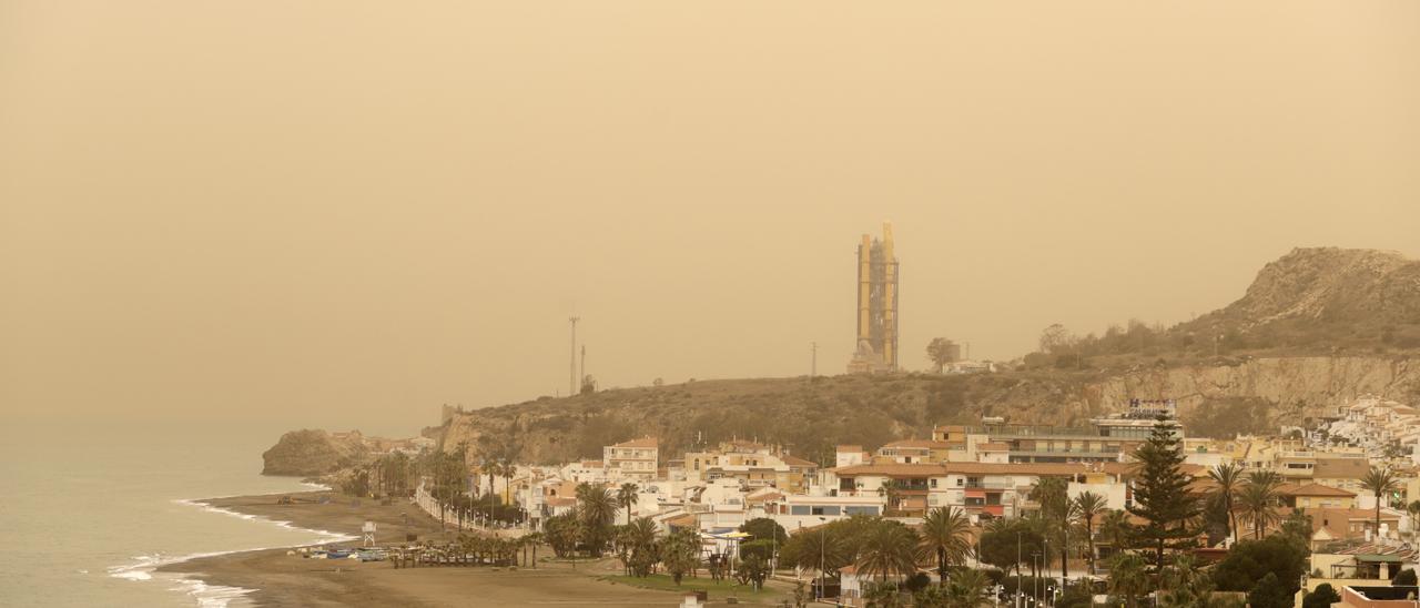 La calima cubrió el cielo de Málaga todo el día de ayer.