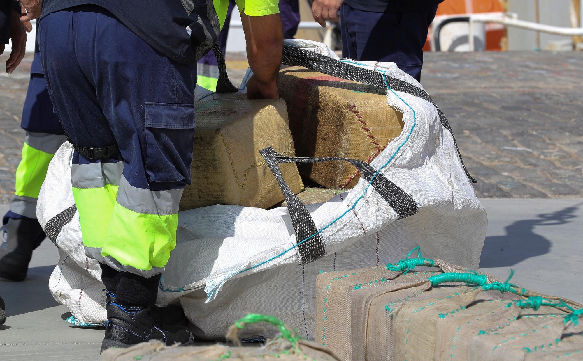 Desembarco en el Puerto de La Luz de los 18.000 kilos de hachís del pesquero  ‘Albatros Guard VSL’