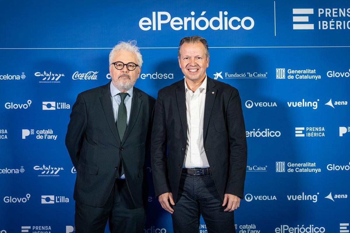 Barcelona, 24/11/2025 Sociedad. Entrega Premio Català de lany. Photocall. PERSONAS: Álex Sàlmon Director del suplemento Abril de Prensa Ibérica junto Enric Bordas Miembro del comité ejecutivo de la Cambra de Comerç. AUTOR: MANU MITRU