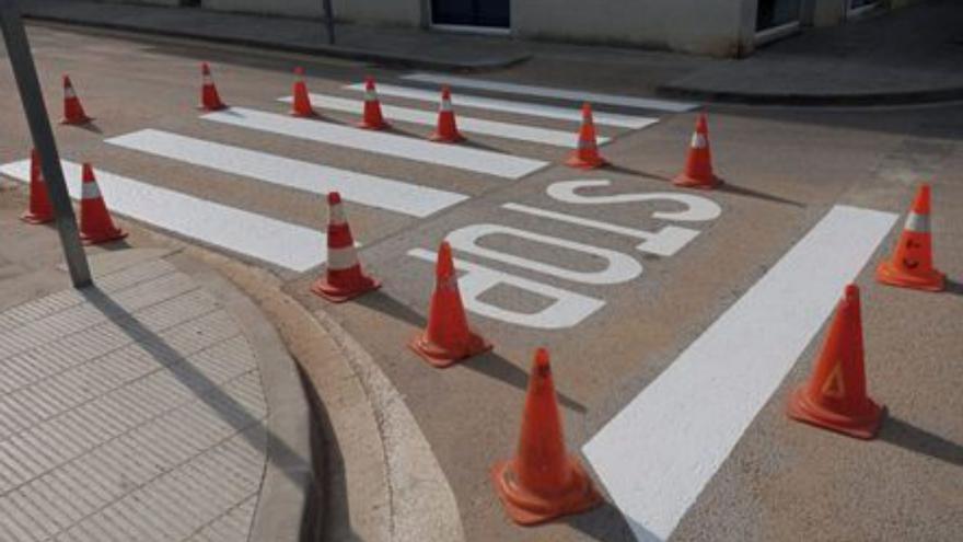 Treballs de pintura vial a diversos carrers de la Bisbal