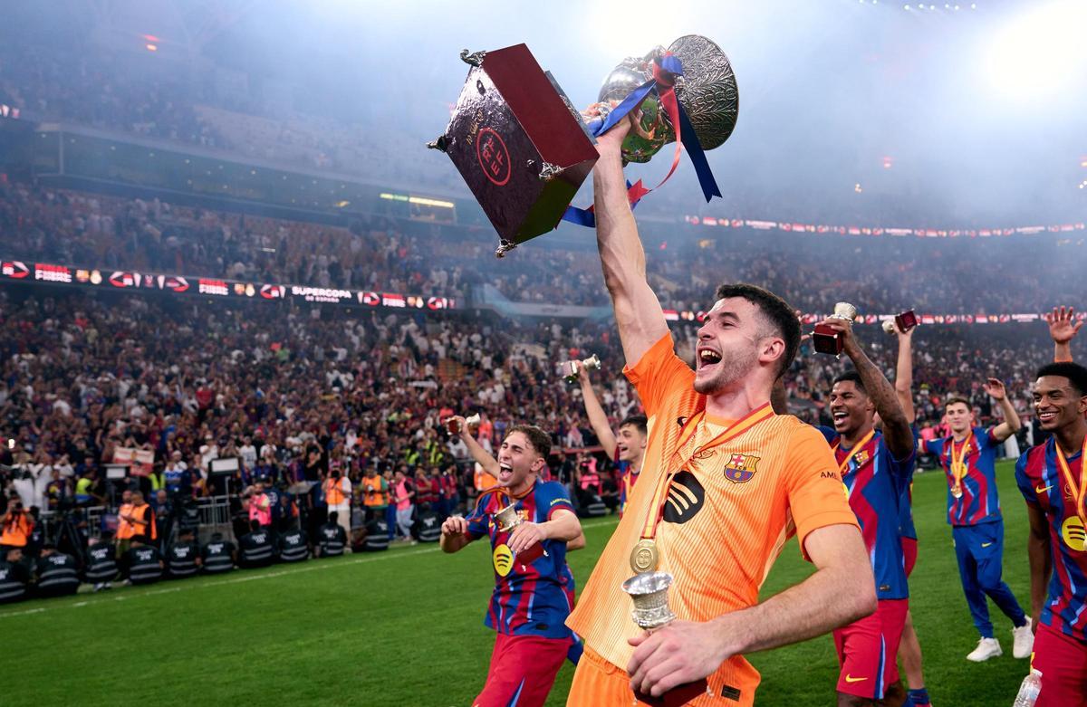 Joan Garcia, con el trofeo de la Supercopa de España