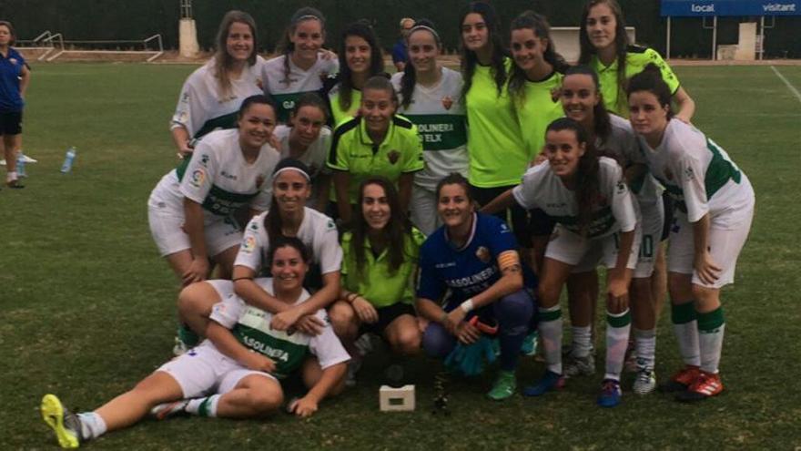 Las jugadoras del Elche con el trofeo de campeonas