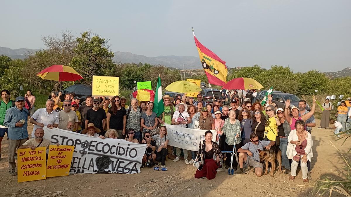 Concentración de vecinos y colectivos este martes, en la Vega de Mestanza a primera hora de la mañana.