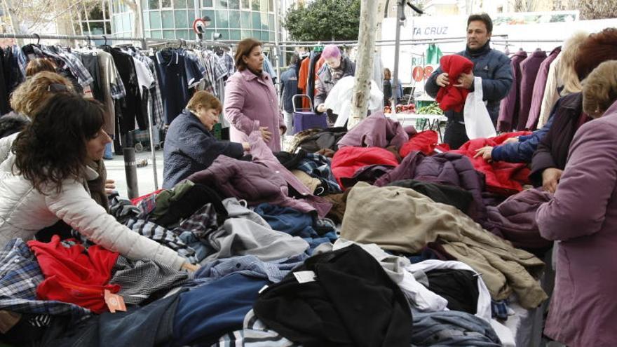 Ciudadanos miran ropa en un mercadillo de Murcia, en una foto de archivo.