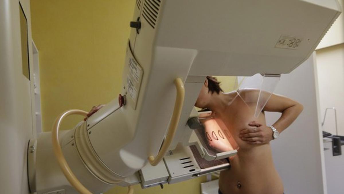 Una mujer se somete a una mamografía en un centro sanitario de Niza.