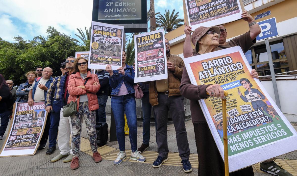 Protesta de asociaciones de vecinos ante el Ayuntamiento de Las Palmas de Gran Canaria