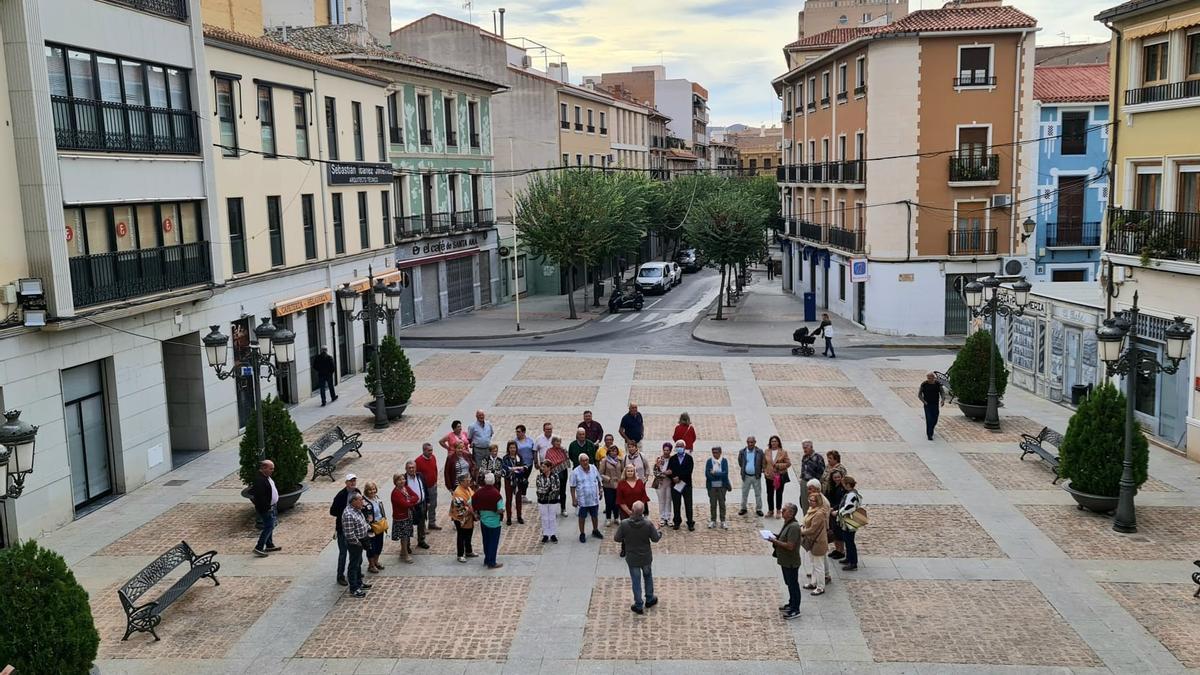 El grupo de turistas de Vigo durante la visita turística guiada en la plaza del Ayuntamiento de Elda.