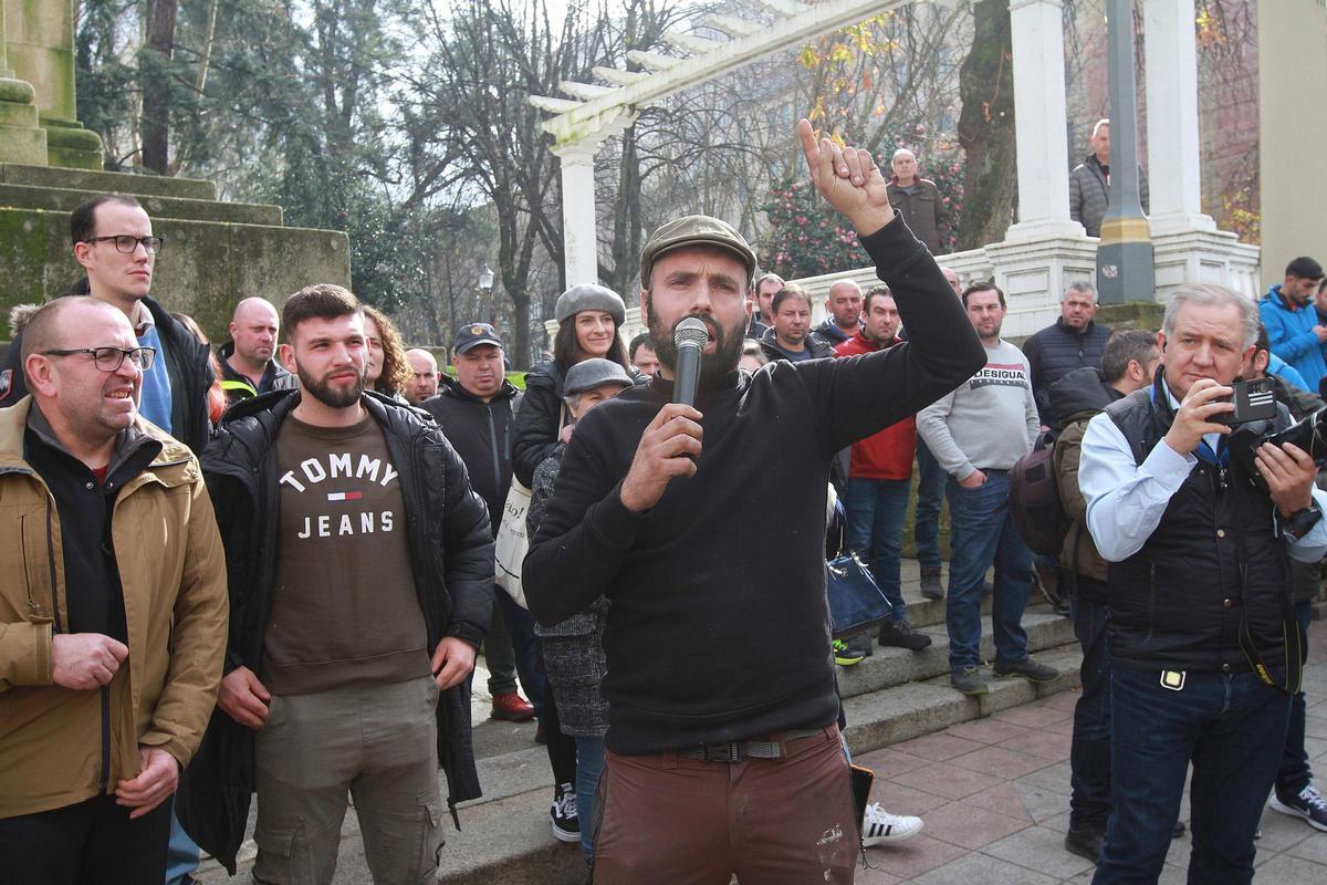 El ganadero Miguel Gómez, portavoz de los manifestantes en Ourense, explica a sus compañeros las conclusiones de la reunión.