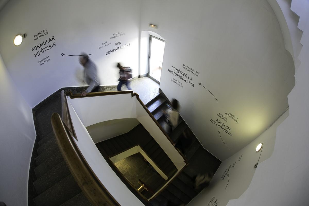 Escalera que enlaza las dos plantas de la exposición permanente.