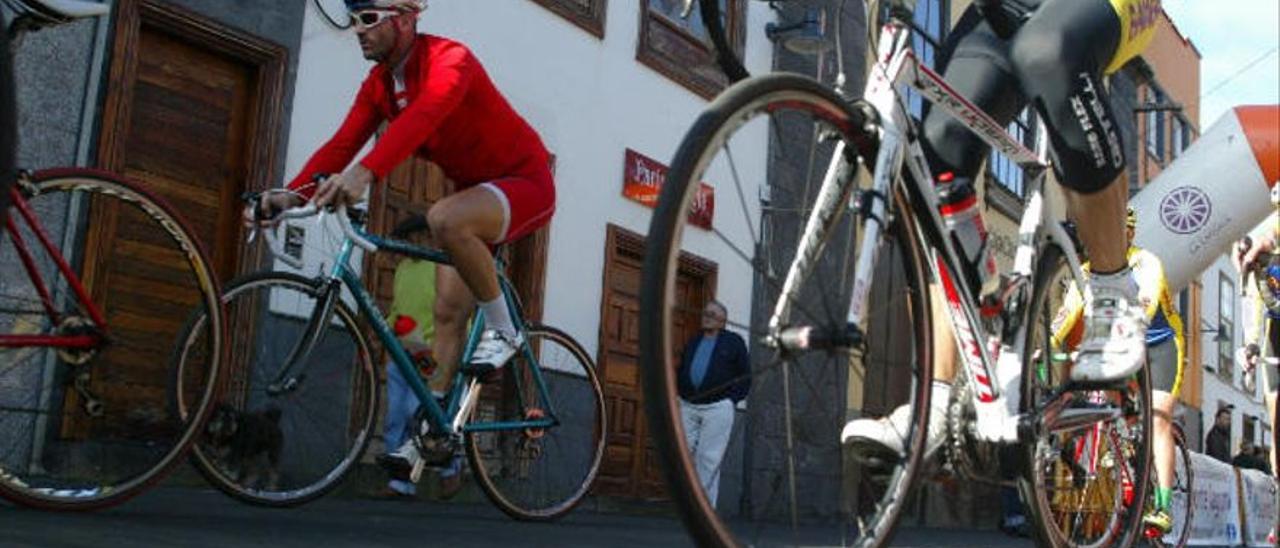 Varias personas montan en bicicleta en La Laguna.