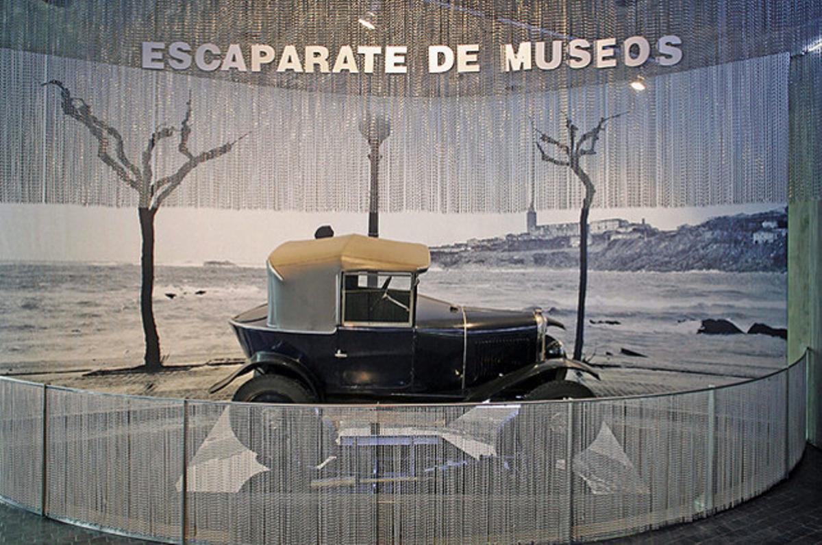 Un Citroën 5 CV, procedent del Museu d’Història de l’Automoció de Salamanca, és la primera peça de l’exposició ’Aparador de Museus’, inaugurat al Museu Nacional de Ciència i Tecnologia, a la Corunya.