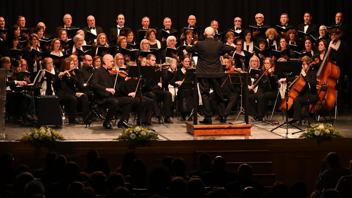 El cor Ciutat de Vila-real i l'orquestra Supramúsica van posar les veus i les notes en la interpretació de la 'Missa Divina Gràcia'.