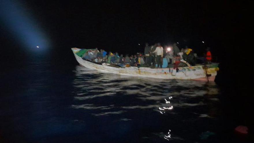 Salvamento Marítimo intercepta un cayuco con 126 migrantes cerca de Gran Canaria