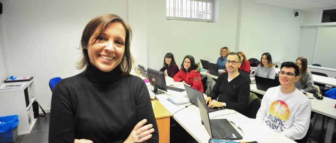 La docente María Araújo y los participantes en el curso de Dinamización Comunitaria. // Iñaki Abella