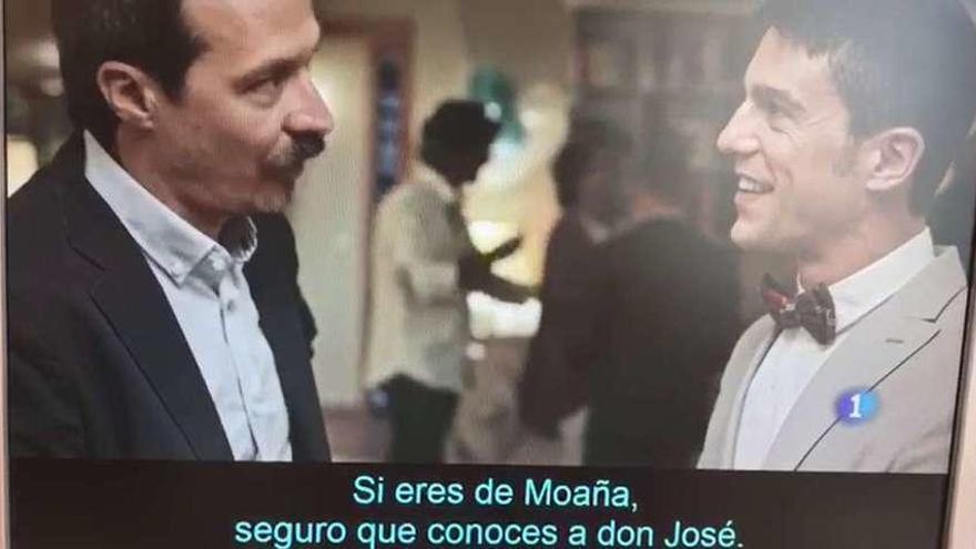 Una captura del diálogo entre uno de los personajes y &quot;El Enlace&quot; (dcha) cuando le pregunta por Moaña.