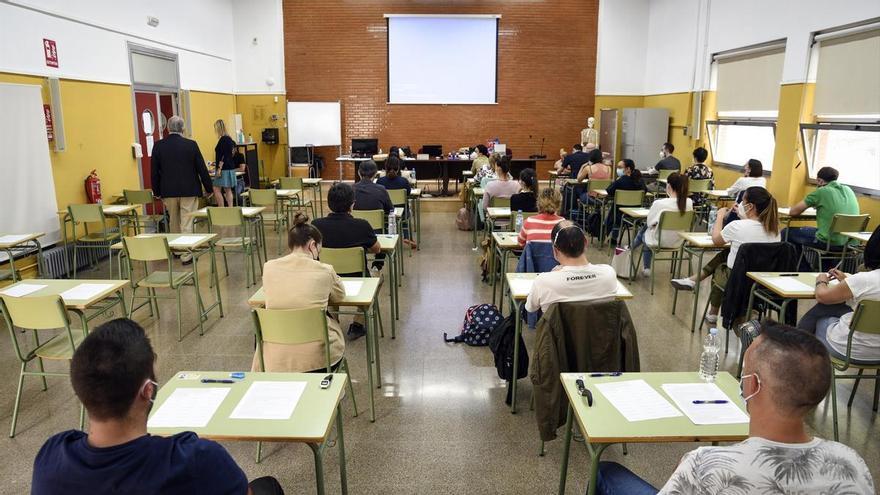 Educación no cambiará la convocatoria de oposiciones de junio y los interinos mantienen las protestas