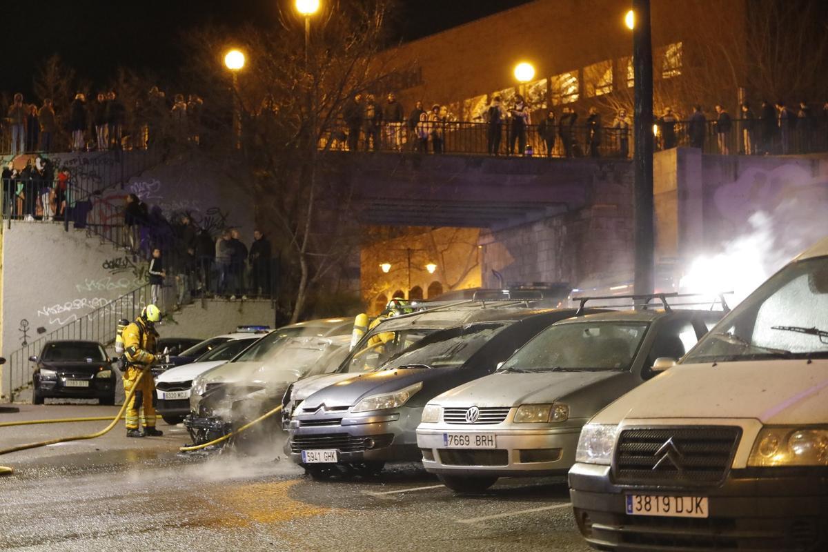 Un incendio en un aparcamiento provoca daños en una docena de coches en Alcoy