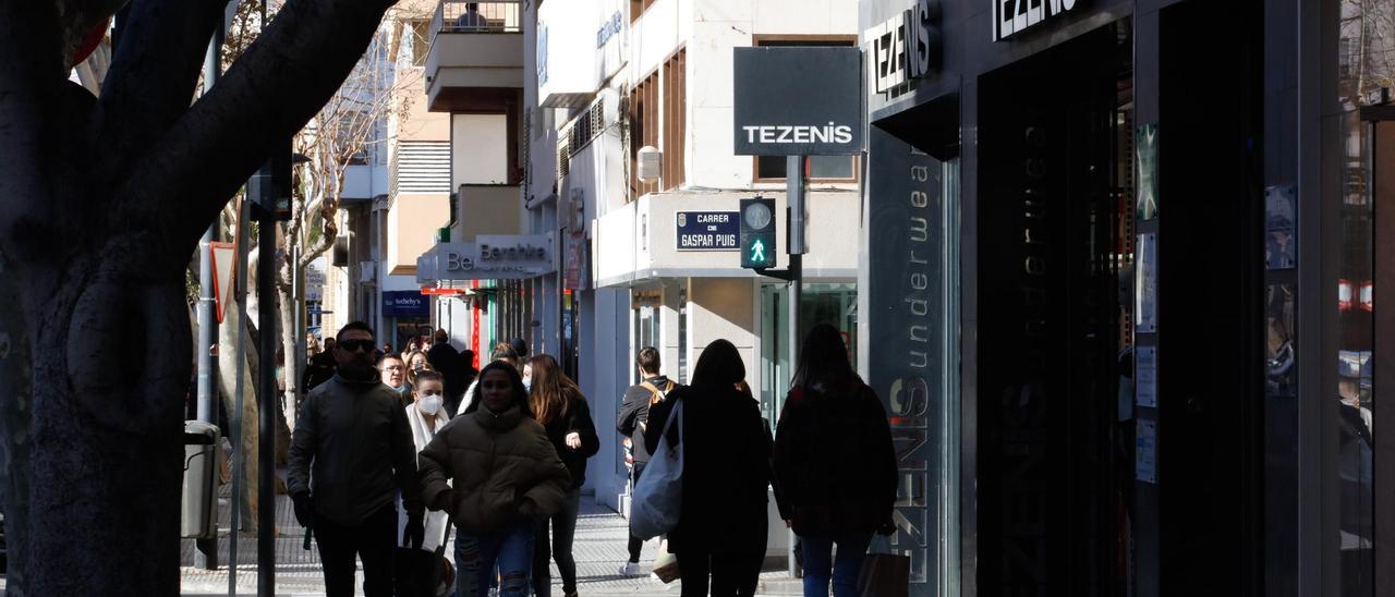 Gente paseando por una calle del centro de Vila.