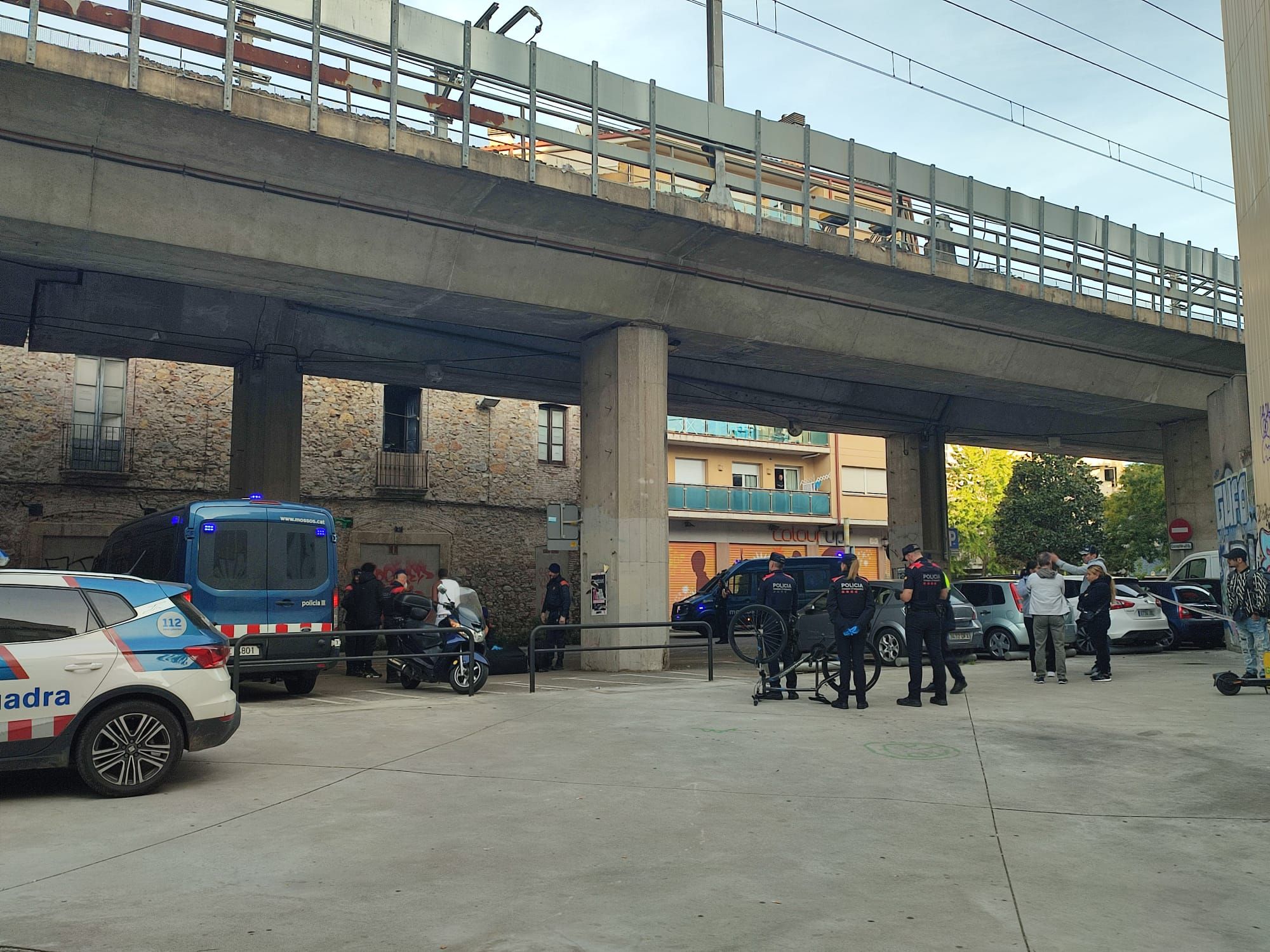 Les imatges del desallotjament de l'edifici ocupat del carrer Tomàs Mieres de Girona