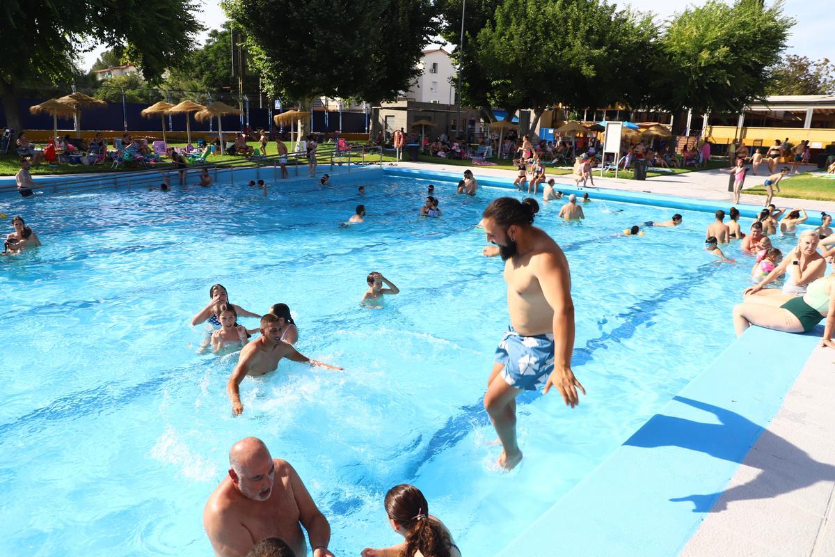 Usuarios disfrutan de un baño en la piscina de la barriada Santuario.