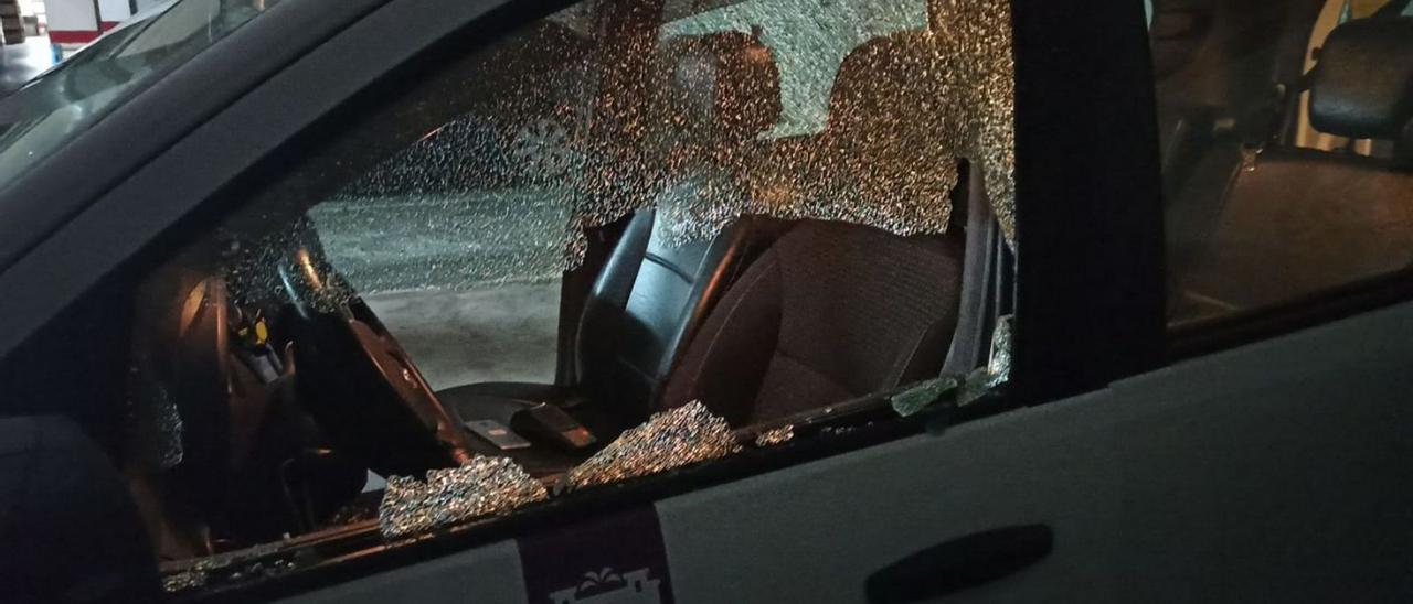 En tan solo diez días, 69 taxistas han amanecido con sus vehículos apedreados, los cristales rotos, el interior completamente revuelto y la carrocería golpeada.