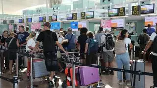 La Policía efectúa controles de identidad aleatorios en el aeropuerto de Barcelona en vuelos desde Italia