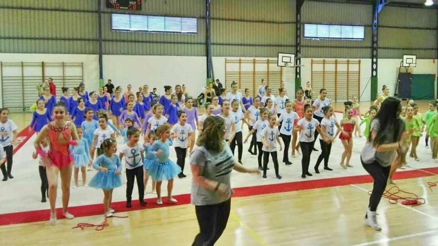 Integrantes de la Escuela Deportiva de Gimnasia Rítmica, durante el acto de clausura del curso. // S.A.